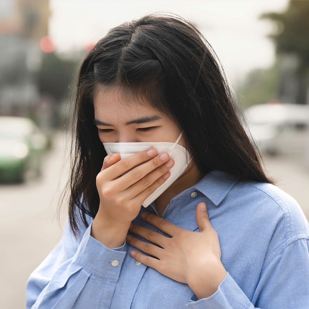 女士用手蓋掩口罩