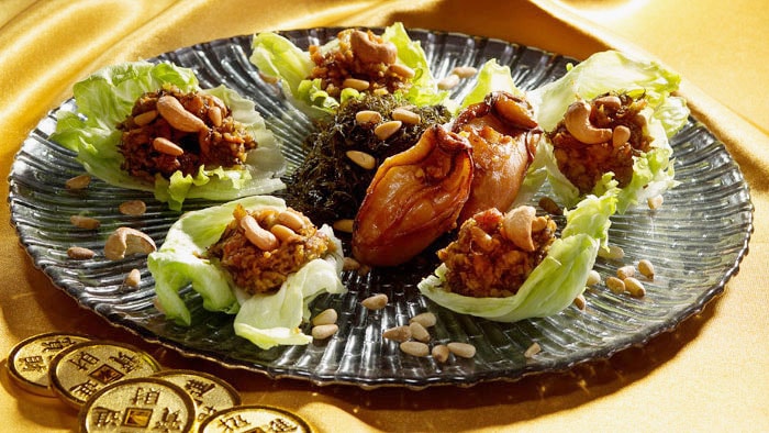 Minced Dried Oyster wrapped in Lettuce with Black Moss