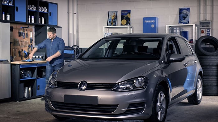 如何更換 Volkswagen Golf VII 的車頭燈燈泡
